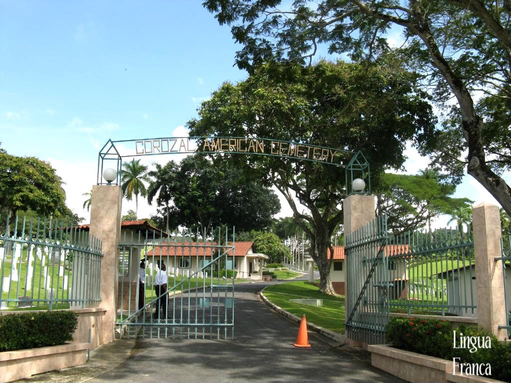 Photograph of the entrance of the Corozal American Cemetery adequately protected to security guards. (Credit: Omar Upegui R.)