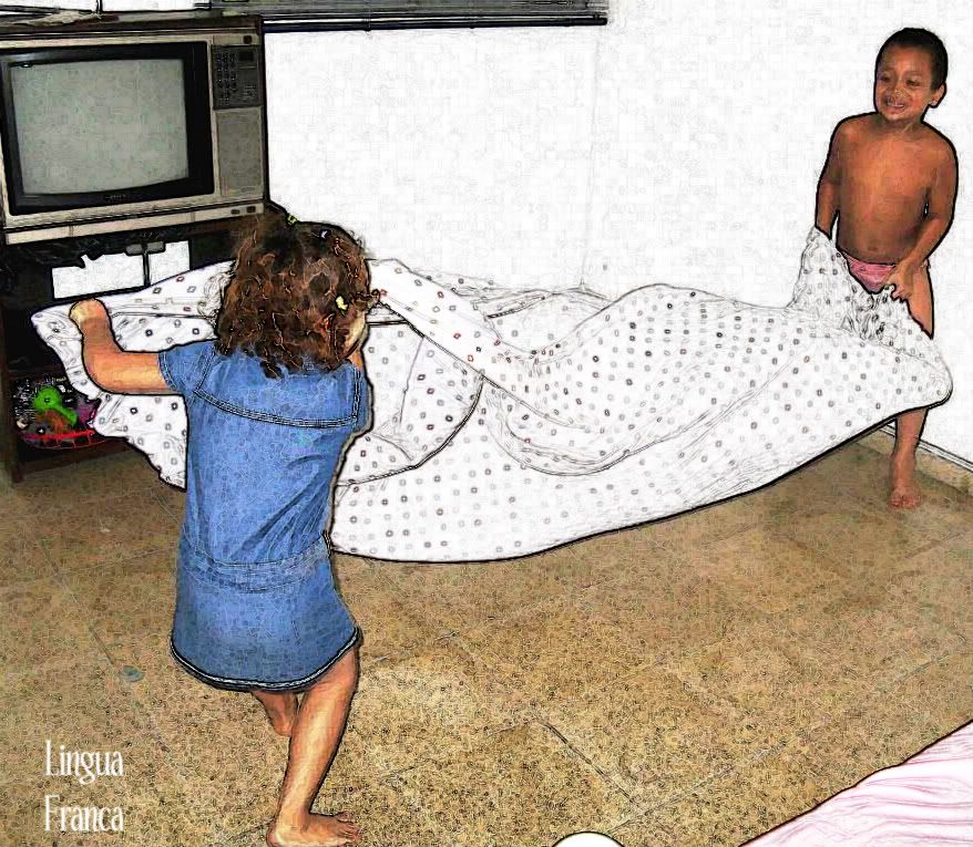 Abdiel and Karol were swingins a sheet like a jumping rope. They had no idea I was taking shooting these picture. They were busying playing. (Credit: Omar Upegui R.)