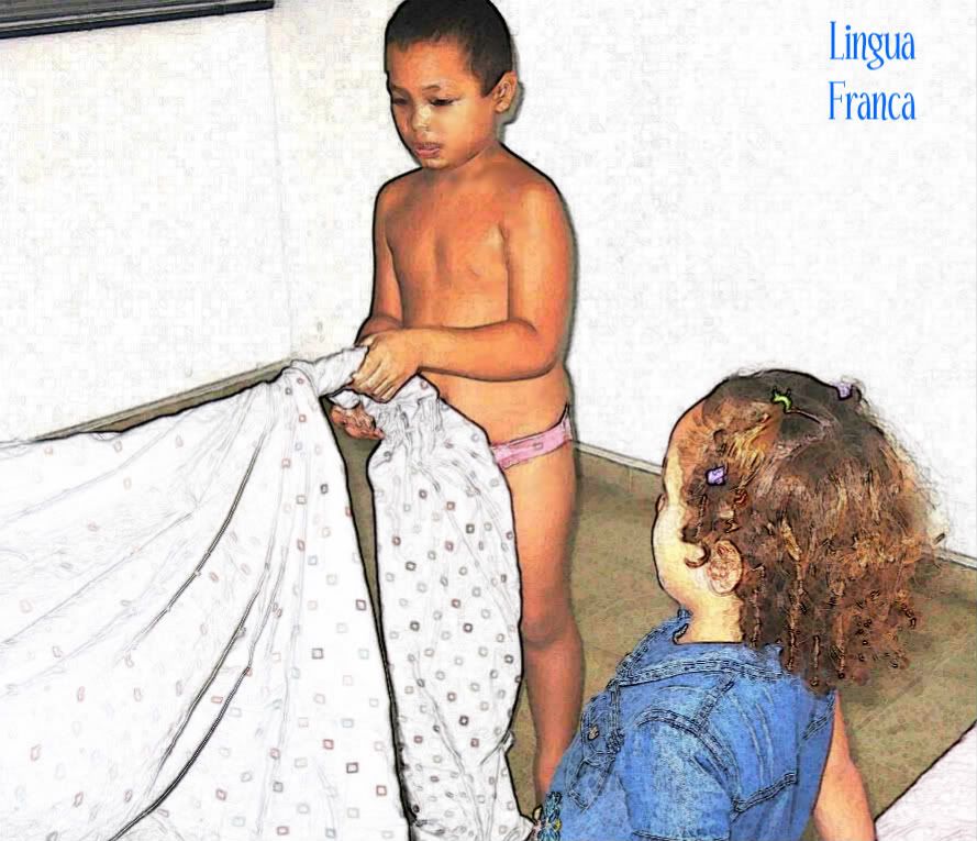 The rope maker is showing his sister how things are done. Karols looks on attentively. (Credit: Omar Upegui R.)