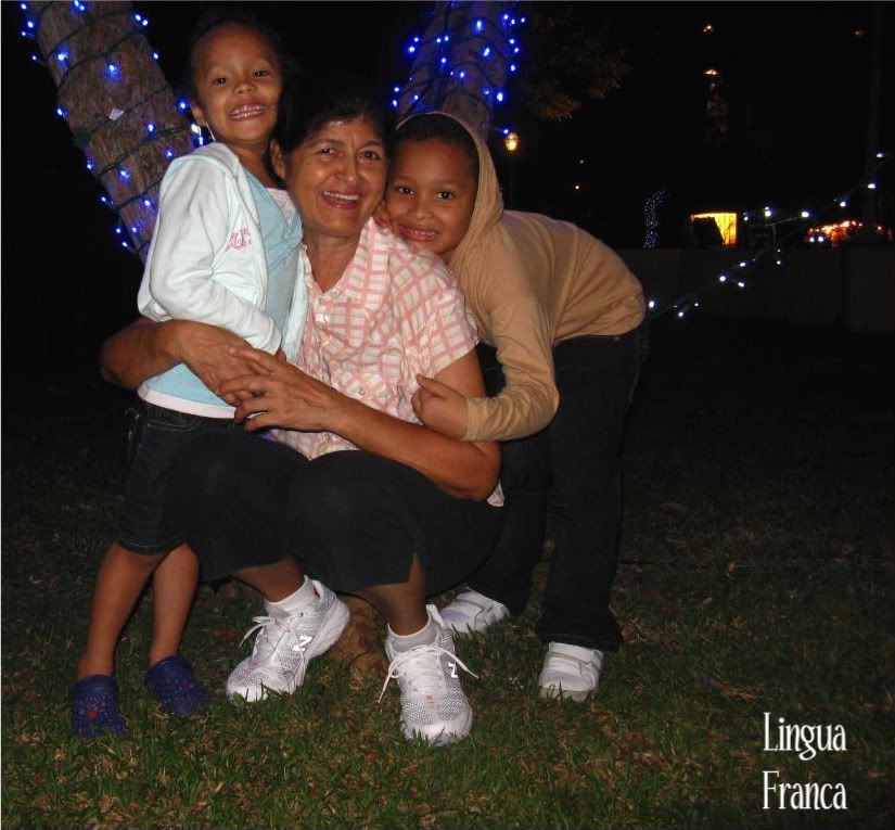 Aura, Carol and Abdiel show their white teeth at the camera. This trio is inseparable. (Credit: ©Omar Upegui R.)
