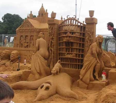 [صورة: DisneysHauntedMansionSandCastle.jpg]