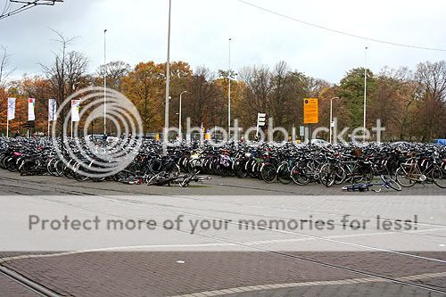 honderden fietsen voor het station
