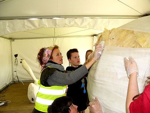 Ciska de Hartog bezig met kunstwerk voor Wereld Aids Dag