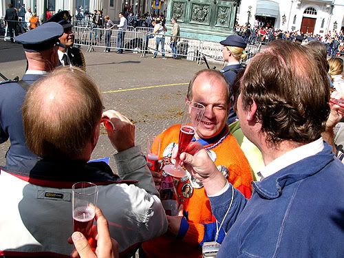 vullen van de glazen met champagne