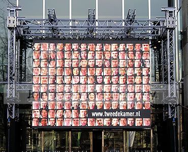 scherm met afbeeldingen politici