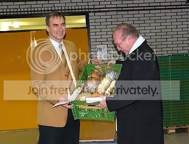 Kool opent voedselbank