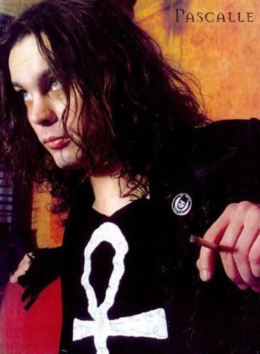 http://i23.photobucket.com/albums/b400/ducttape_6/Ville%20Valo%20Pictures/119776_l.jpg